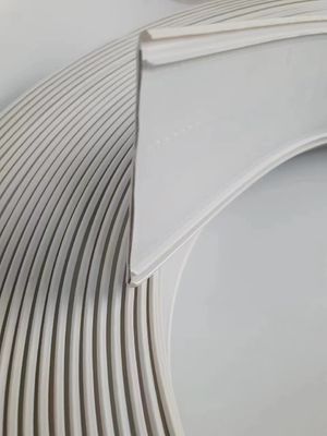 एल्यूमीनियम कठोरता 70MM 76MM 93MM के साथ सफेद रंग चैनल पत्र ट्रिम टोपी